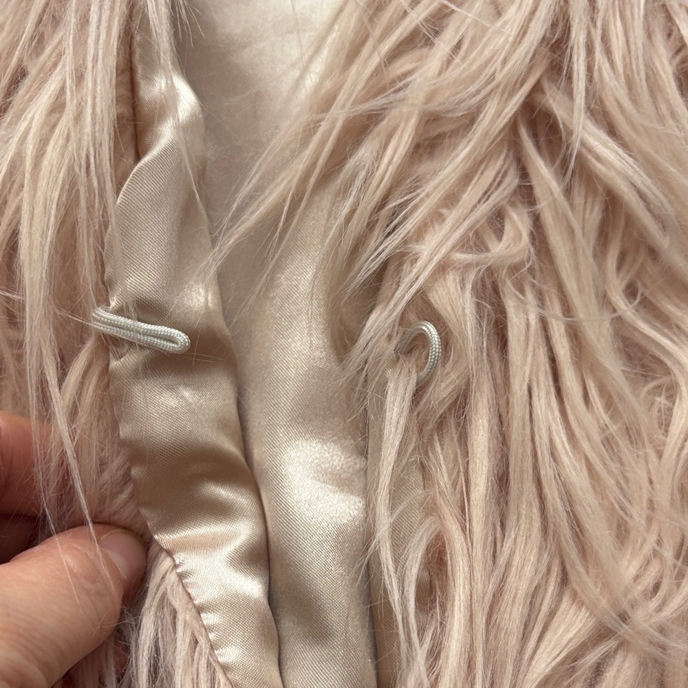 Stylish Faux Fur Vest in Light Pink and Burgundy - Picture 6 of 7